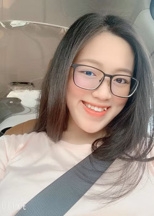 Thảo Hân gây ấn tượng bởi nụ cười duyên dáng.