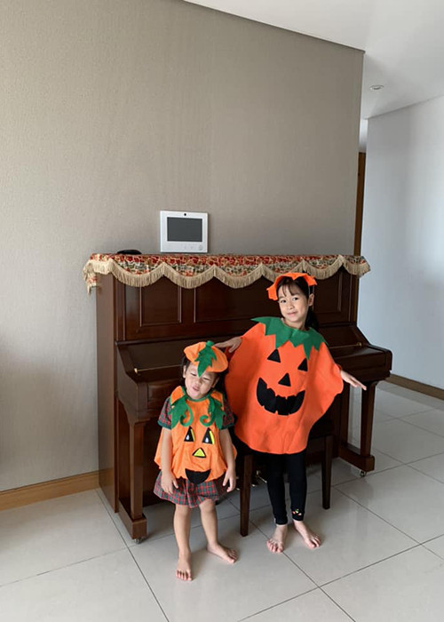 Lưu Hương Giang từng khoe con gái út có năng khiếu âm nhạc: "2 chị em thì em út đích thị là nghệ sĩ nhất nhà rồi, gần 2 tuổi em thuộc hơi bị nhiều bài hát các mẹ nhé, đã thế nhịp em hơi bị oách".