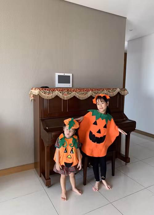 Lưu Hương Giang từng khoe con gái út có năng khiếu âm nhạc: "2 chị em thì em út đích thị là nghệ sĩ nhất nhà rồi, gần 2 tuổi em thuộc hơi bị nhiều bài hát các mẹ nhé, đã thế nhịp em hơi bị oách".