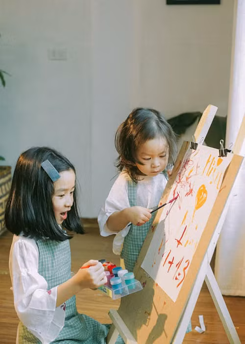 Bé Misu yêu thích âm nhạc, vẽ.