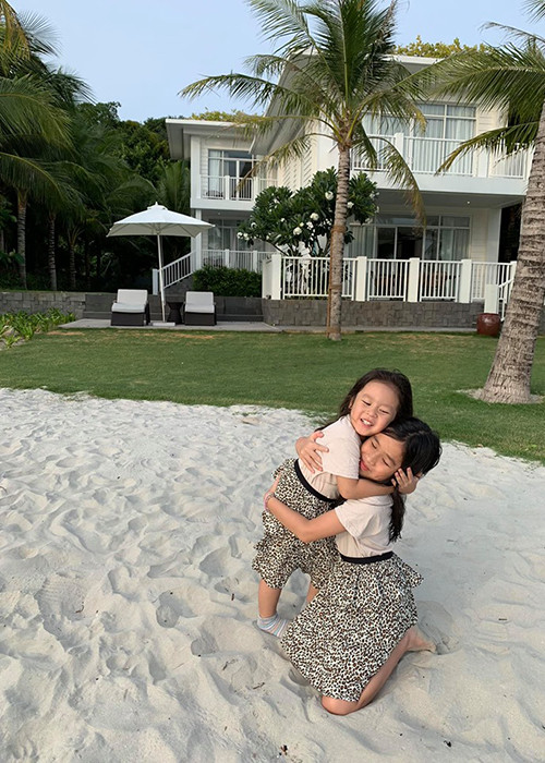 Con gái đầu lòng của Lưu Hương Giang luôn nhường nhịn và chiều chuộng em gái.