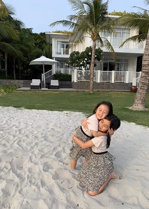 Con gái đầu lòng của Lưu Hương Giang luôn nhường nhịn và chiều chuộng em gái.