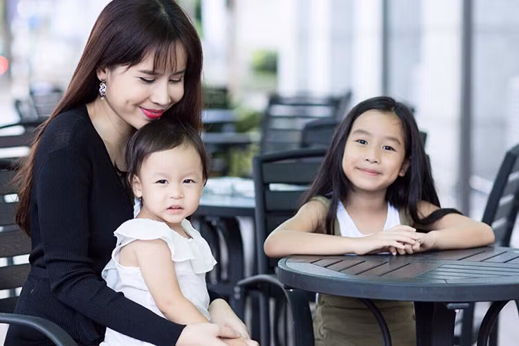 Hồ Hoài Anh - Lưu Hương Giang kết hôn đã được 10 năm và có hai cô con gái Mina và Minsu.