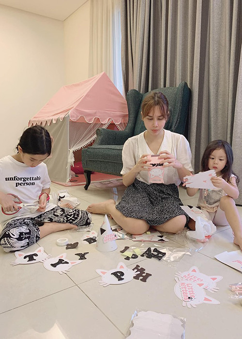 Dù bận rộn nhưng vợ chồng Lưu Hương Giang luôn dành nhiều thời gian chăm sóc hai con gái.