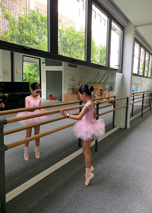 Bé Mina nay đã lớn phổng phao, yêu thích các môn nghệ thuật.