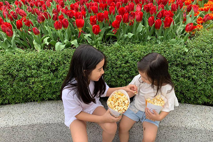 Ở tuổi lên 8, bé Mina ra dáng một người chị.