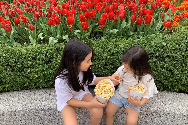 Ở tuổi lên 8, bé Mina ra dáng một người chị.