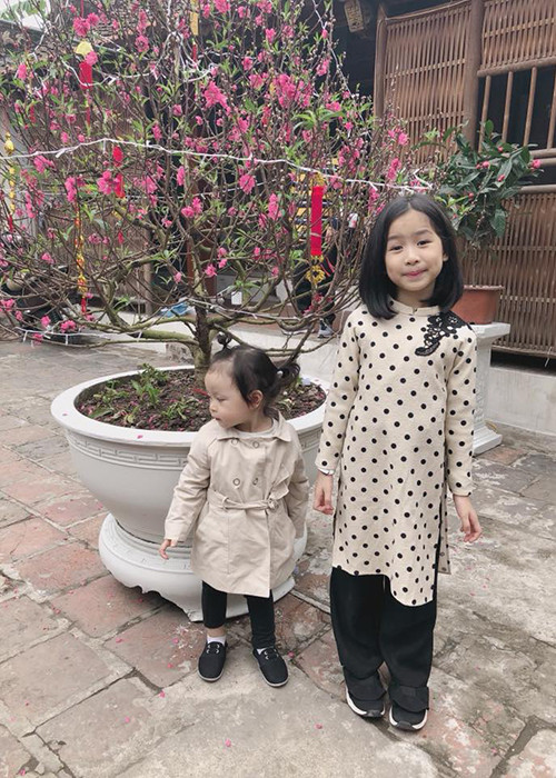 Nếu bé Mina giống mẹ nhiều hơn thì bé Misu là bản sao của bố.