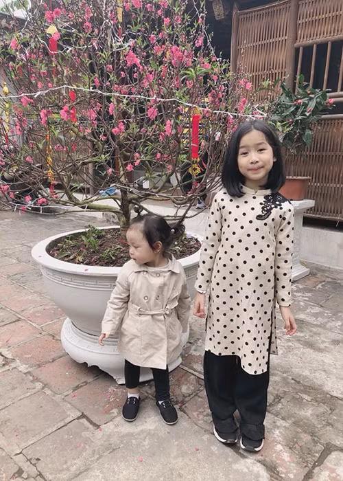 Nếu bé Mina giống mẹ nhiều hơn thì bé Misu là bản sao của bố.