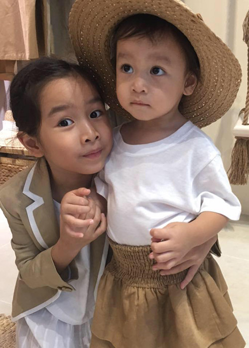 Mina là con gái đầu lòng của Hồ Hoài Anh và Lưu Hương Giang. Bé tên thật là Hồ Khánh Hà, sinh năm 2011.