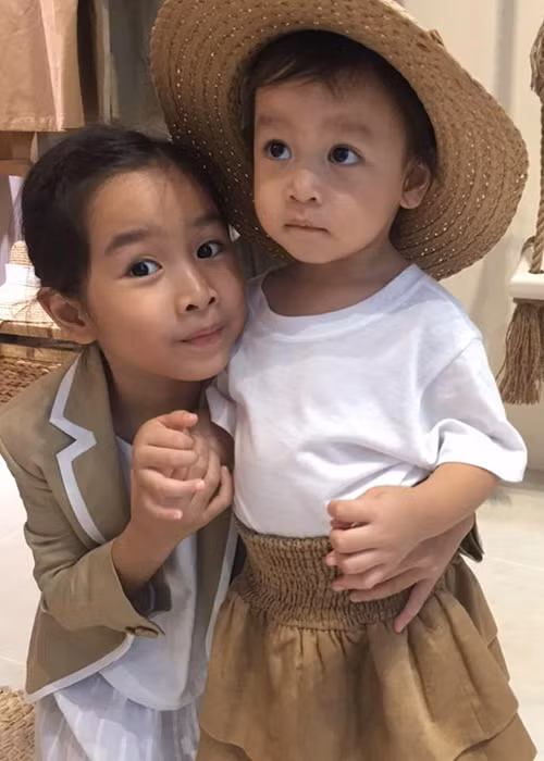 Mina là con gái đầu lòng của Hồ Hoài Anh và Lưu Hương Giang. Bé tên thật là Hồ Khánh Hà, sinh năm 2011.