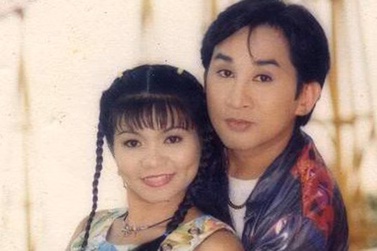 Mới đây, nghệ sĩ Kim Tử Long chia sẻ, khi nghệ sĩ Ngọc Huyền hóa trang và lên sân khấu, cô khác một trời một vực ngoài đời.