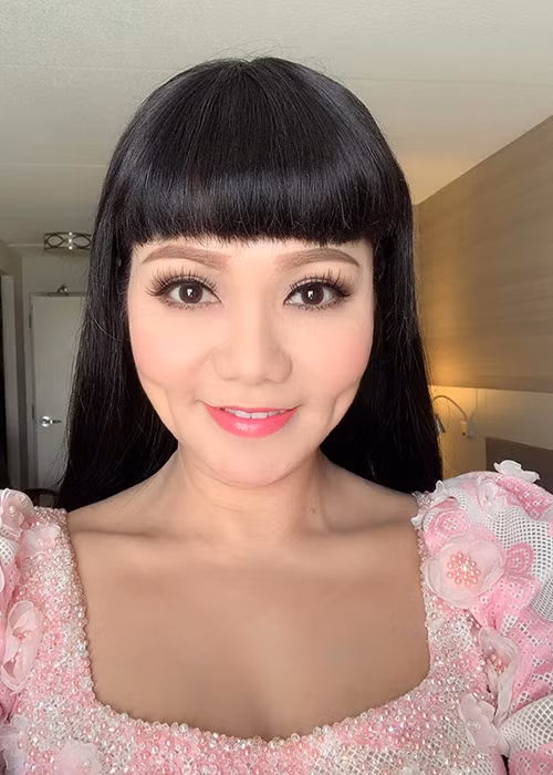 Nghệ sĩ Ngọc Huyền trang điểm kỹ lưỡng khi hoạt động nghệ thuật. Tuy nhiên, ngoài đời, cô ăn mặc giản dị, để mặt mộc.