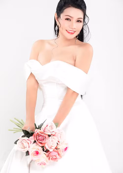 Tuy nhiên, cũng có lần Ngọc Huyền mạnh dạn thử phong cách gợi cảm.