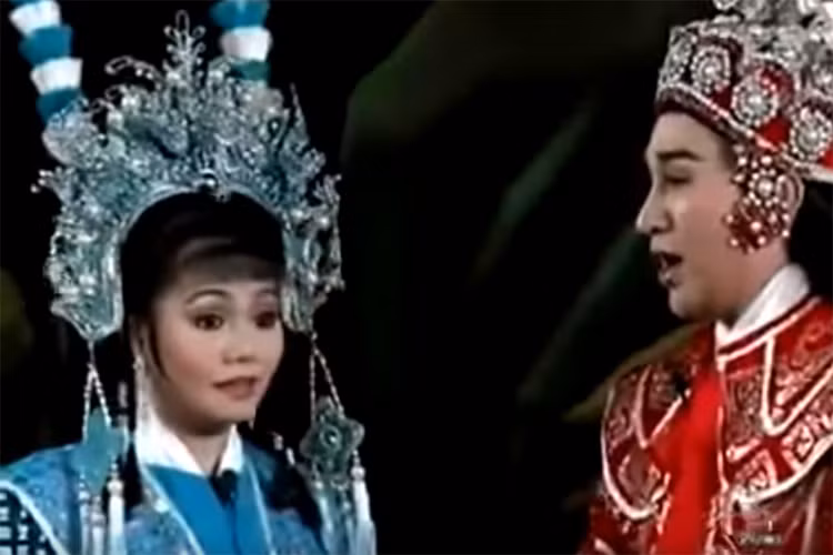 "Tôi nói chứ Ngọc Huyền có đẹp đâu. Nếu mà bôi hết son phấn Ngọc Huyền chỉ là một cô gái bình thường thôi", Kim Tử Long khẳng định.