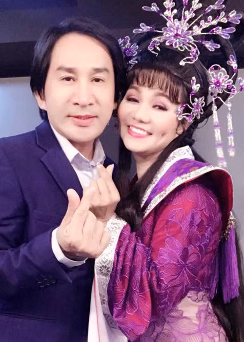 "Người tình sân khấu" của Kim Tử Long nay bước sang tuổi 49.