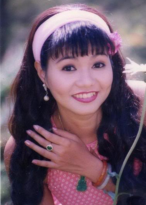 Nghệ sĩ Ngọc Huyền sinh năm 1970. Thời trẻ, cô xinh đẹp và duyên dáng với hai lúm đồng tiền ngọt ngào, đôi mắt ươn ướt.