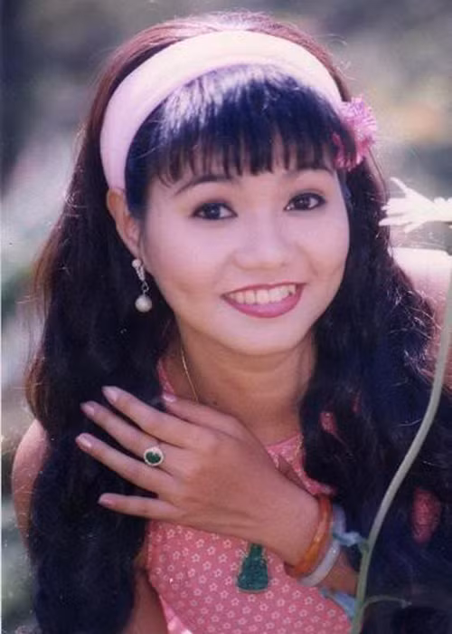 Nghệ sĩ Ngọc Huyền sinh năm 1970. Thời trẻ, cô xinh đẹp và duyên dáng với hai lúm đồng tiền ngọt ngào, đôi mắt ươn ướt.