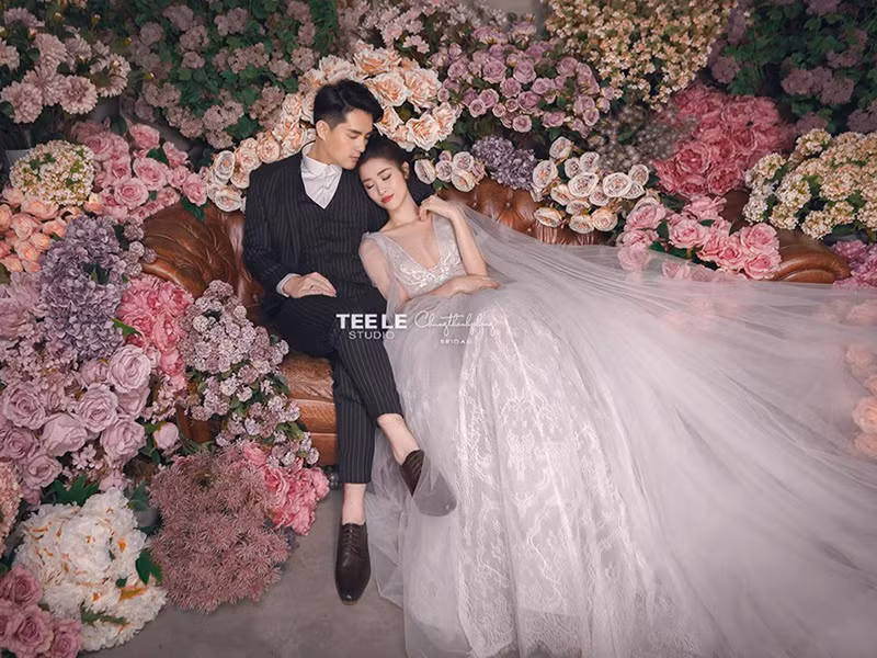 Đôi uyên ương đã bắt đầu gửi thiệp cưới đến bạn bè thân thiết.