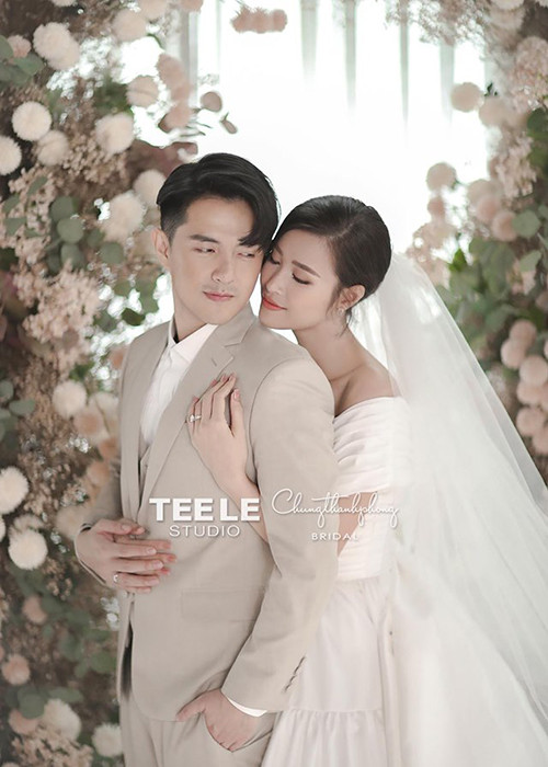 Đôi uyên ương có những khoảnh khắc tình tứ bên nhau trong bộ ảnh cưới tại studio.