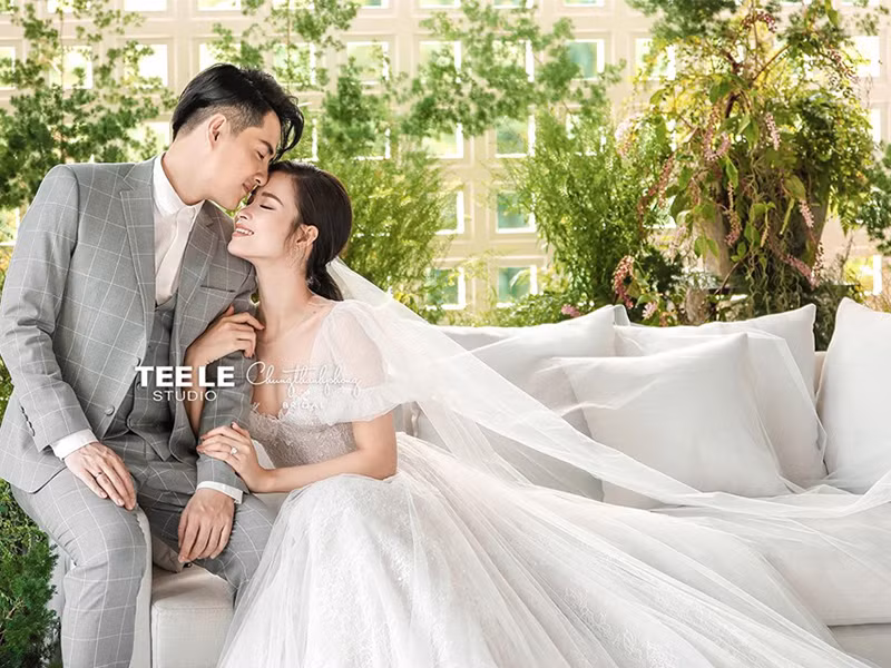 Mới đây, ảnh cưới Đông Nhi - Ông Cao Thắng đã được NTK Chung Thanh Phong tiết lộ.