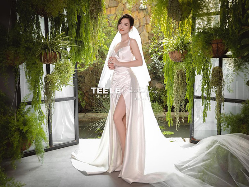 Đông Nhi diện mẫu váy cưới xẻ tà cao, khoe chân dài gợi cảm.