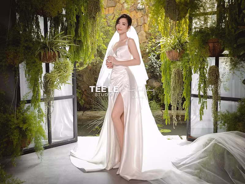 Đông Nhi diện mẫu váy cưới xẻ tà cao, khoe chân dài gợi cảm.