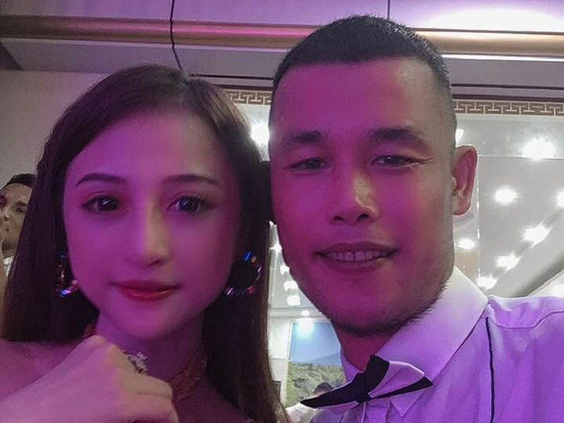 Cô gái vướng tin đồn sắp lấy Hiệp Gà sở hữu nhan sắc khá xinh đẹp. Hiện tại, chưa có thông tin về cô gái này.