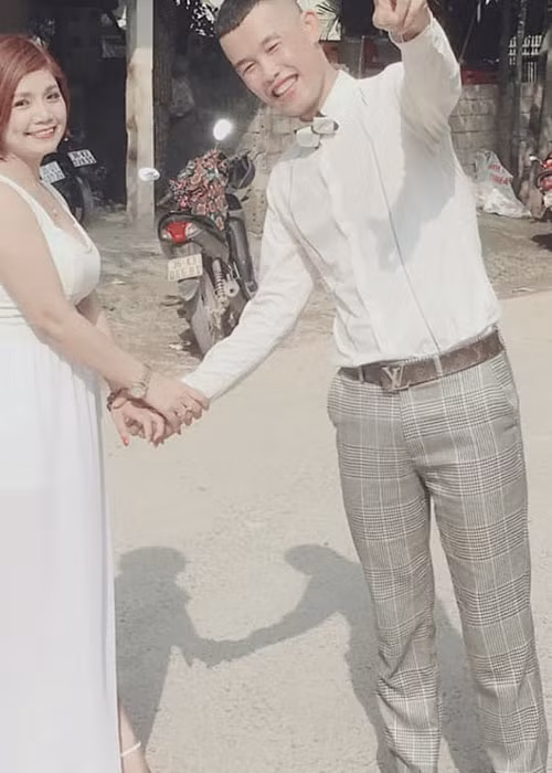 Hồi tháng 5/2019, Hiệp Gà đăng ảnh nắm tay một cô gái lạ. Đối mặt với nghi vấn có bạn gái mới, nam diễn viên hài phủ nhận. Hiệp Gà chia sẻ, cô gái trong ảnh là bạn của cô dâu chú rể mà anh dự đám cưới. Cả hai chỉ là bạn bè.