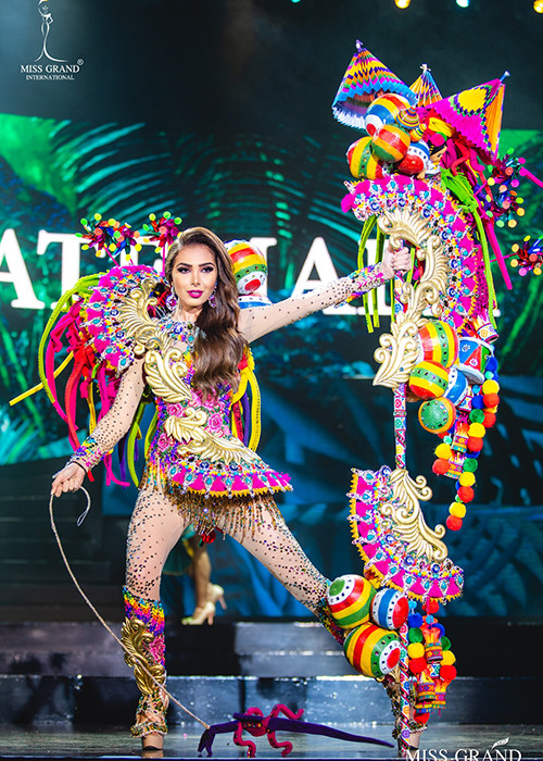 Quốc phục của đại diện Guatemala gây ấn tượng với nhiều khán giả.