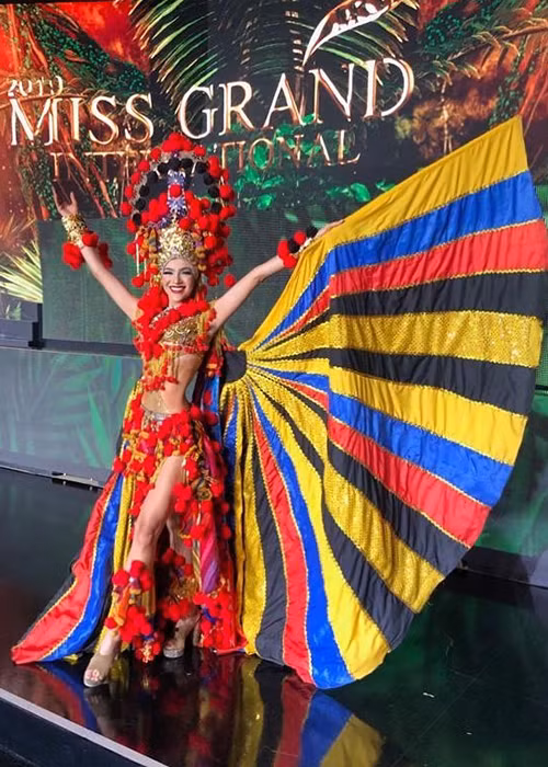 Ban tổ chức cuộc thi sẽ chọn ra top 20 trang phục dân tộc gồm 10 trang phục được khán giả bình chọn nhiều nhất và 10 trang phục do giám khảo lựa chọn. Hiện tại, các thí sinh tích cực kêu gọi người hâm mộ bình chọn.