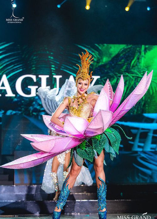 Đại diện Paraguay mang đến cuộc thi bộ trang phục lấy cảm hứng từ một loài hoa.