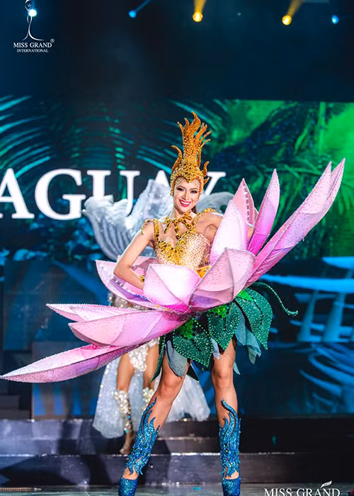 Đại diện Paraguay mang đến cuộc thi bộ trang phục lấy cảm hứng từ một loài hoa.