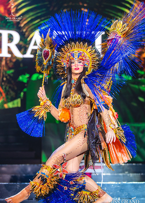 Người đẹp đến từ Brazil trình diễn trang phục dân tộc đậm chất lễ hội.