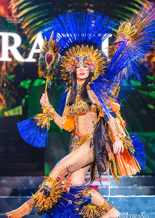 Người đẹp đến từ Brazil trình diễn trang phục dân tộc đậm chất lễ hội.