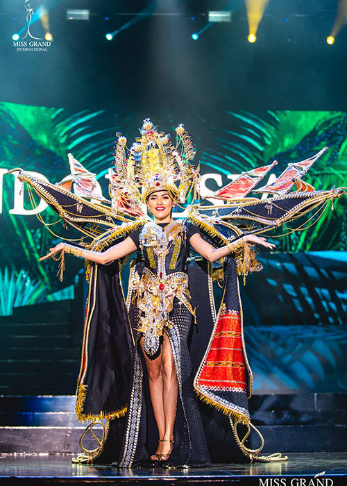 Đại diện Indonesia cũng được đông đảo khán giả bình chọn ở phần thi trang phục dân tộc.