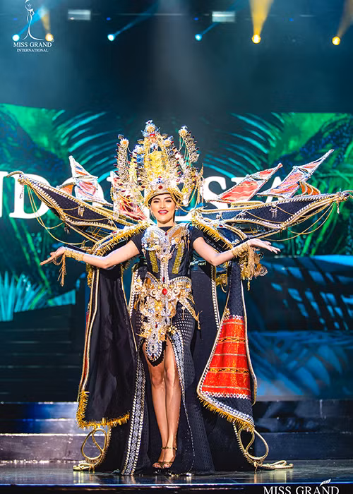 Đại diện Indonesia cũng được đông đảo khán giả bình chọn ở phần thi trang phục dân tộc.