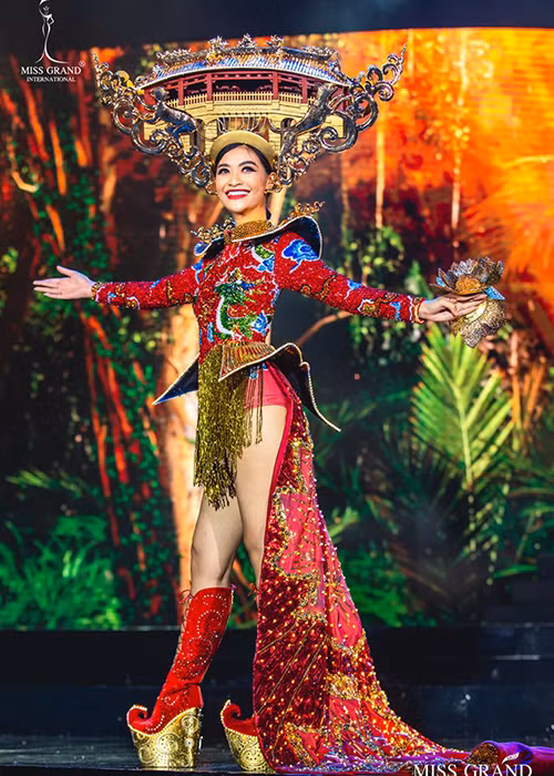 Kiều Loan mang đến cuộc thi Miss Grand International 2019 (Hoa hậu Hòa bình Quốc tế 2019) bộ trang phục gắn 2000 đèn led thể hiện hình ảnh chùa Cầu và đêm Hội An.