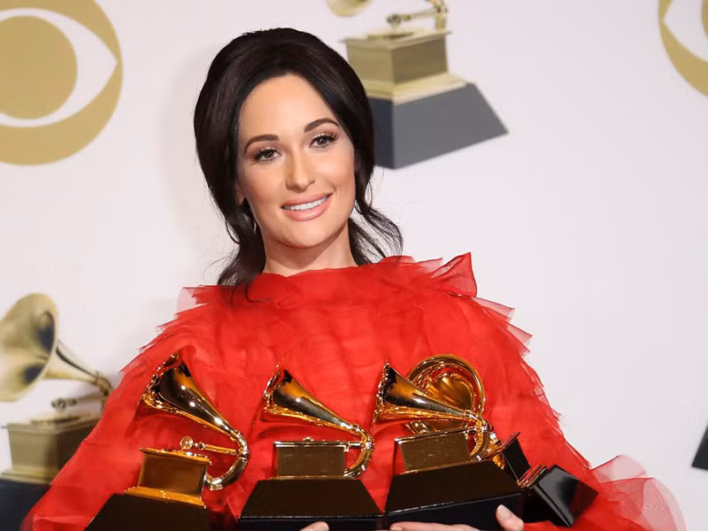Kacey Musgraves từng đoạt 2 giải Grammy 2013 và Grammy 2019. Hiện tại, cô chưa lên tiếng về lùm xùm mặc áo dài.