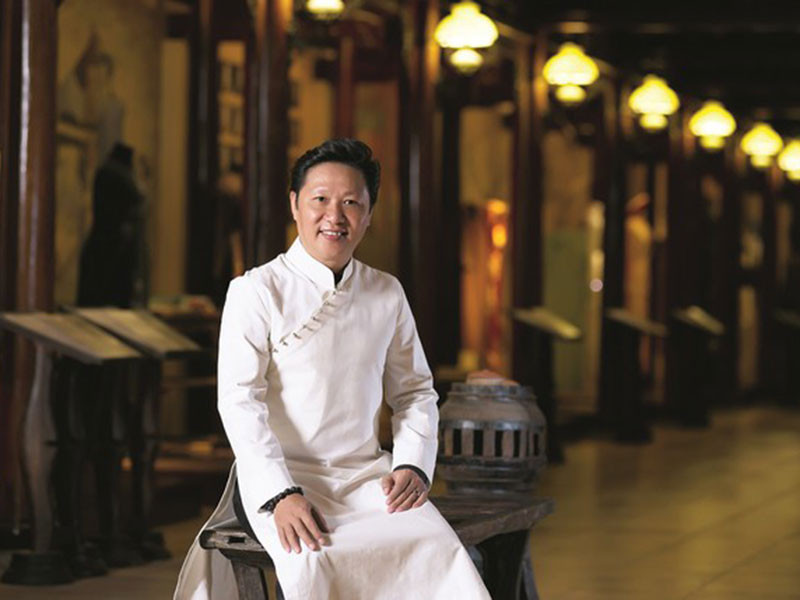 Trên Zing, Sỹ Hoàng cho biết, anh không đồng tình với cách mặc áo dài của nữ ca sĩ Mỹ. Tuy nhiên, anh cho rằng nên thông cảm bởi không phải ai cũng hiểu hết văn hóa của một quốc gia khác. Đặc biệt, ở Mỹ họ có sự tự do trong việc thể hiện cái tôi, quan điểm cá nhân.