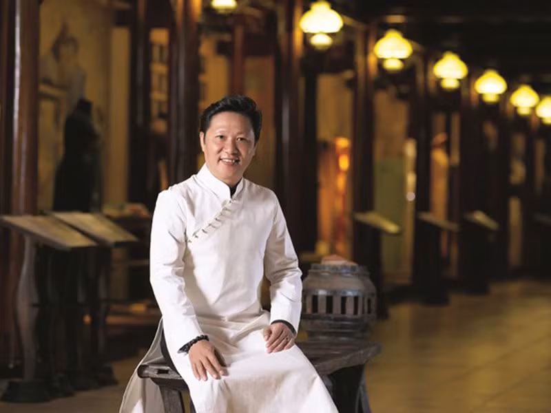 Trên Zing, Sỹ Hoàng cho biết, anh không đồng tình với cách mặc áo dài của nữ ca sĩ Mỹ. Tuy nhiên, anh cho rằng nên thông cảm bởi không phải ai cũng hiểu hết văn hóa của một quốc gia khác. Đặc biệt, ở Mỹ họ có sự tự do trong việc thể hiện cái tôi, quan điểm cá nhân.