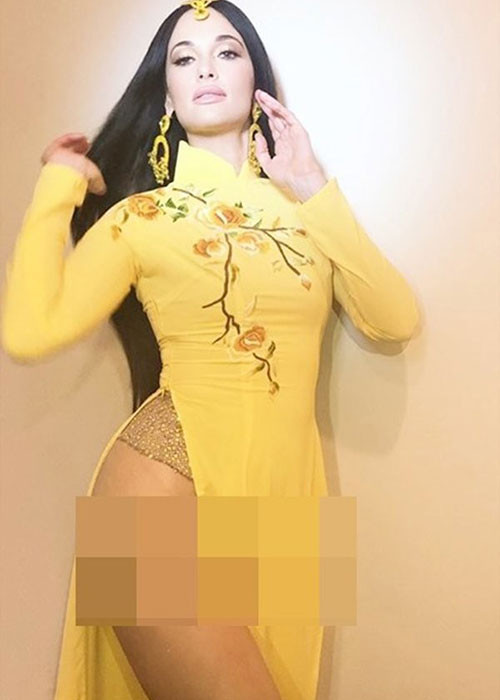 Không chỉ mặc áo dài phản cảm, Kacey Musgrave còn tạo dáng uốn éo khoe da thịt khiến khán giả Việt Nam càng bức xức. Nhiều sao Việt cũng lên tiếng chỉ trích nữ ca sĩ đồng quê người Mỹ.