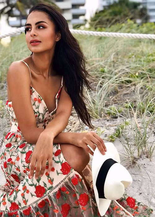 Nellys mang chuông đi đánh xứ người sau khi đăng quang cuộc thi Hoa hậu Trái đất Puerto Rico 2019.