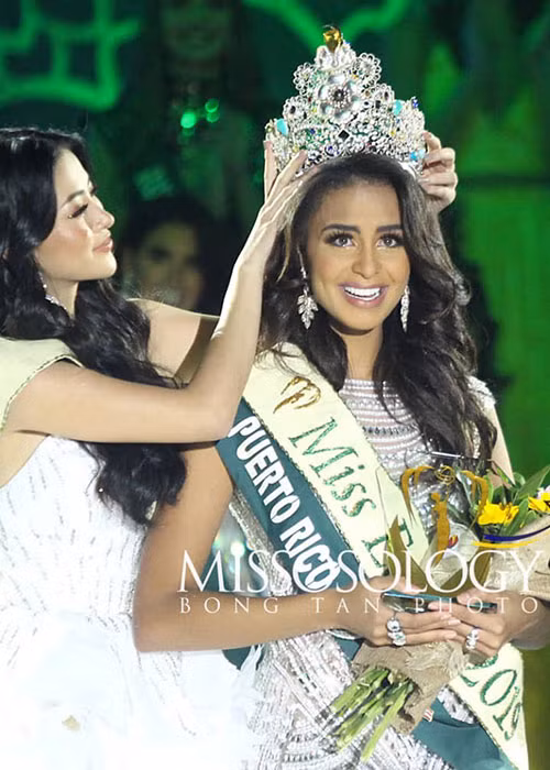 Tân hoa hậu Nellys Pimentel được Phương Khánh trao vương miện trong chung kết cuộc thi.