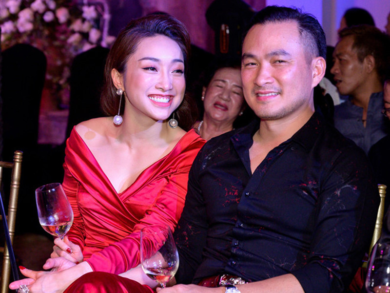 Trong một show diễn thời trang gần đây, diễn viên Chi Bảo nắm tay tình cảm một cô gái. Về người phụ nữ này, anh cho biết đây là bạn của anh. Ảnh: Zing