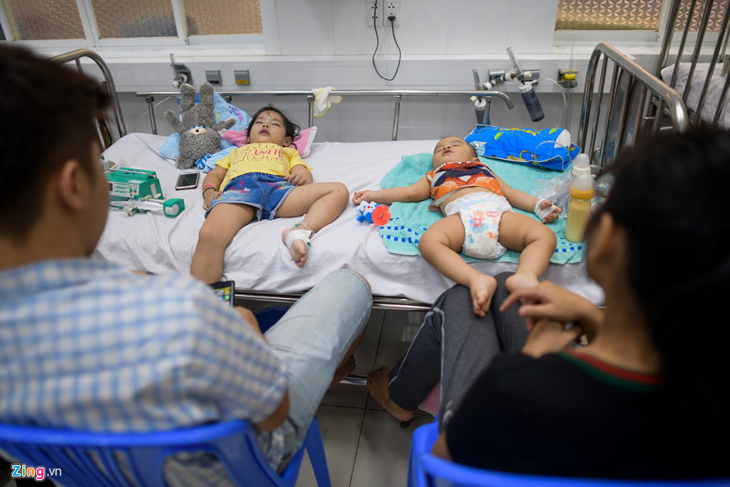 Bác sĩ Phong cho biết định kỳ tháng 9, 10, 11 hàng năm là thời gian đỉnh điểm của mùa bệnh hô hấp. Tuy nhiên, năm nay, số bệnh nhân đến khám bệnh và nhập viện điều trị nội trú có xu hướng tăng mạnh so với cùng kỳ năm 2018.