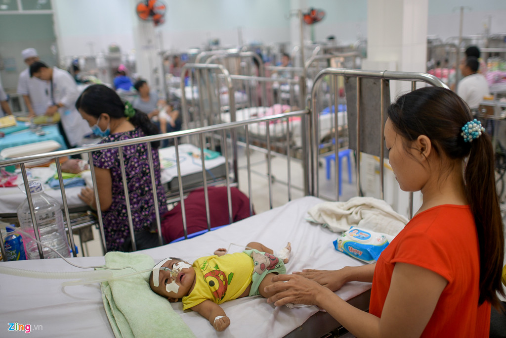 Gương mặt phờ phạc sau nhiều đêm ngủ chập chờn, chị Mai Thị Ngọc Quý (32 tuổi, ngụ quận 2) cho biết con gái 13 tháng tuổi vừa được chuyển vào phòng cấp cứu, thở oxy hơn 3 ngày nay. Trước đó, bé có dấu hiệu ho, sổ mũi gần hai tuần nhưng uống thuốc tại nhà không khỏi. Lo lắng con có vấn đề hô hấp, chị đưa vào Bệnh viện Nhi đồng 2 thì biết bé bị viêm phổi diễn tiến nặng, phải thở oxy và theo dõi sát.