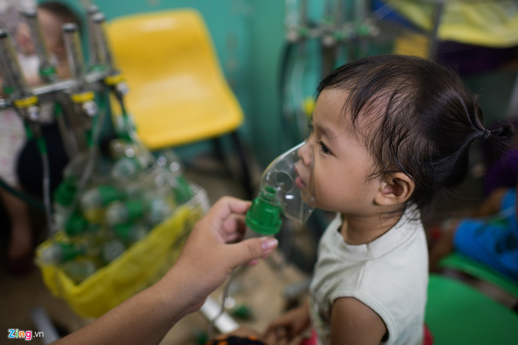 Bác sĩ Phong cho rằng để phòng bệnh hô hấp, cha mẹ cần vệ sinh phòng ngủ, nơi vui chơi sạch sẽ. Tập cho trẻ thói quen uống nước để đảm bảo cung cấp đủ nước cho cơ thể; rửa tay cho con thường xuyên, vệ sinh mũi hàng ngày bằng nước muối sinh lý.