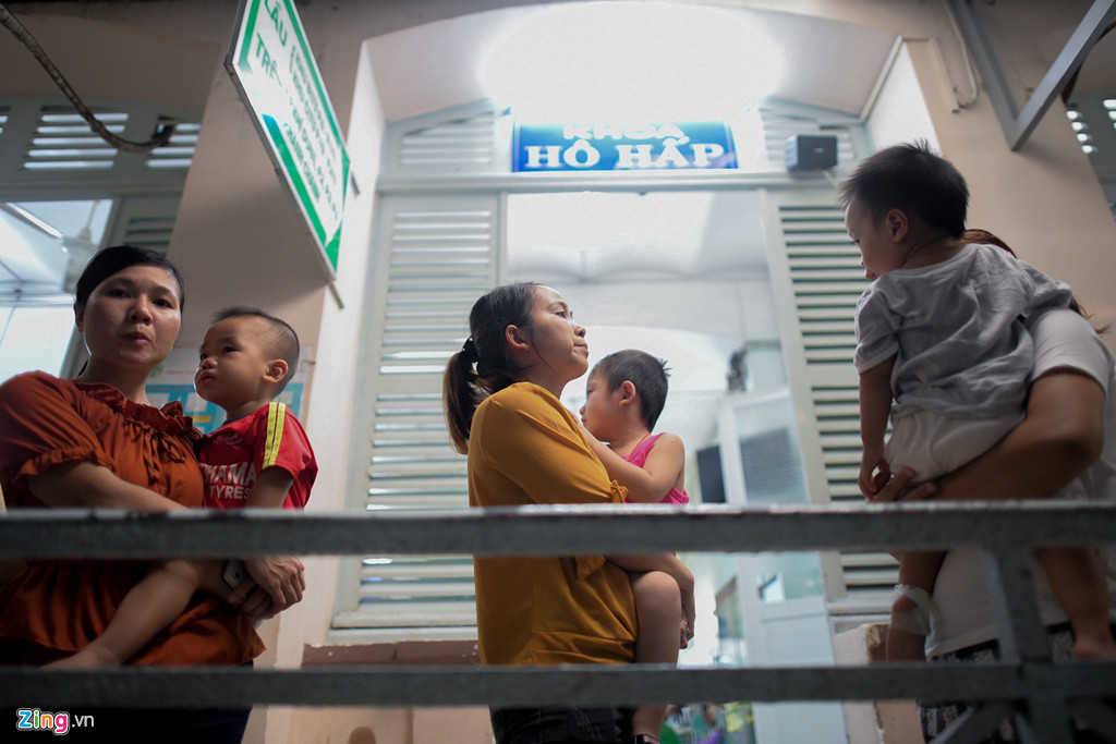 Ngoài ra, cha mẹ nên che chắn, đeo khẩu trang cho trẻ khi ra đường. Tốt nhất là hạn chế đưa con ra ngoài trong những khung giờ cao điểm ô nhiễm không khí và bỏ các hoạt động ngoài trời không cần thiết; cho trẻ ăn uống nhiều thực phẩm tăng cường sức đề kháng như hoa quả, rau xanh.