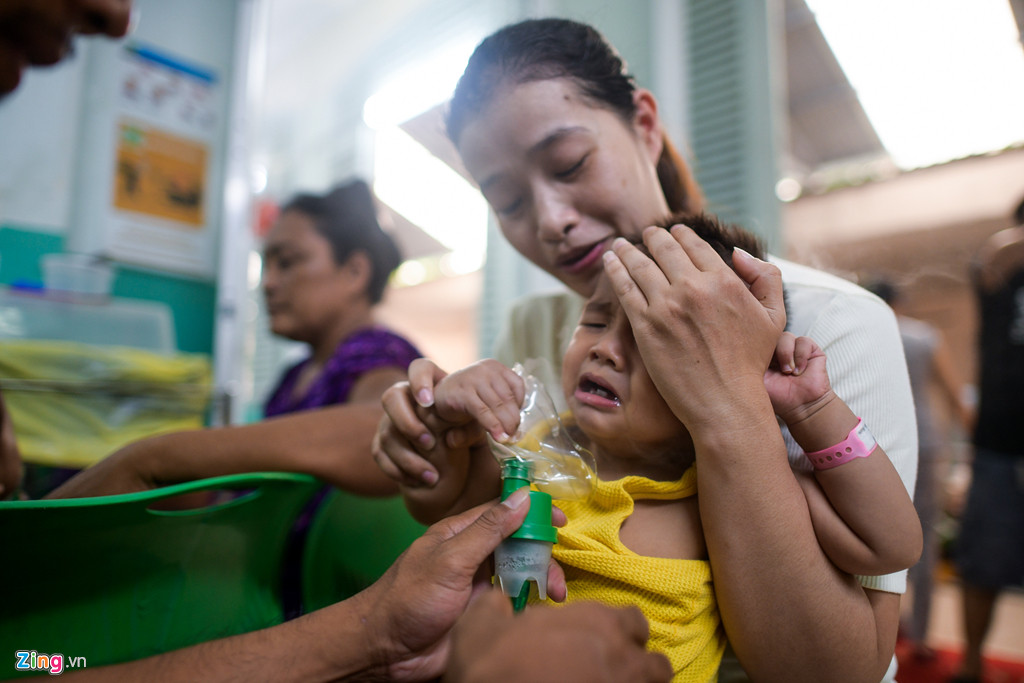 Ồn ào nhất có lẽ là khu vực phụ huynh ngồi xông khí dung cho trẻ ở ngay trước phòng tiếp nhận bệnh. Cột ống khí dung đặt ở giữa, cha mẹ ôm các bé ngồi xung quanh. Nhiều trẻ không chịu đặt ống xông nên giãy đạp, quấy khóc. Có trường hợp phải huy động cả cha lẫn mẹ, người bế, người dỗ, bé mới chịu ngồi yên.